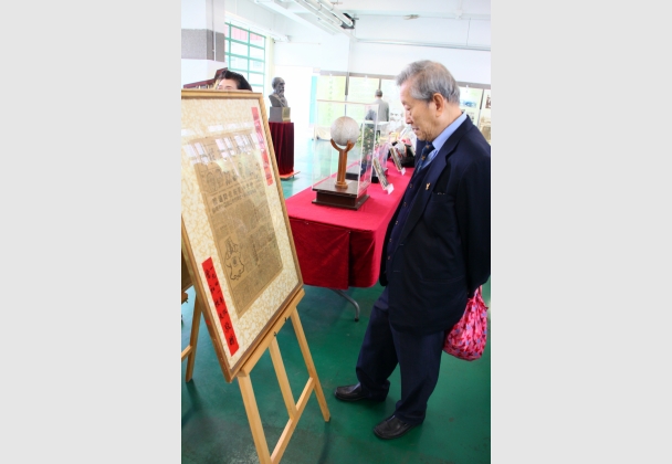校友駐足欣賞校史文物