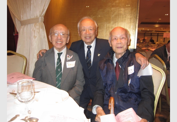 (左)39英社杜國荃學長、49協社蘇棉煥醫生、38剛社鄧瓊芬學長