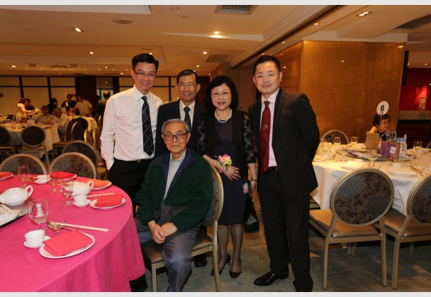 杜鑄安老師與學生合照